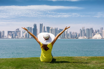 Glückliche Reisende genießt die Aussicht auf die Skyline von Doha in Katar an einem sonnnigen Tag