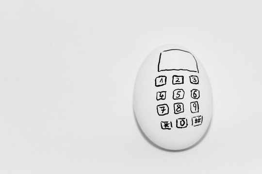 Ein wei&szlig;es Ei mit Tasten vom Telefon Handy aufgemalt