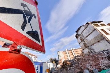 Abrissarbeiten an einem Haus, an dessen Stelle ein Neubau erstellt werden soll.