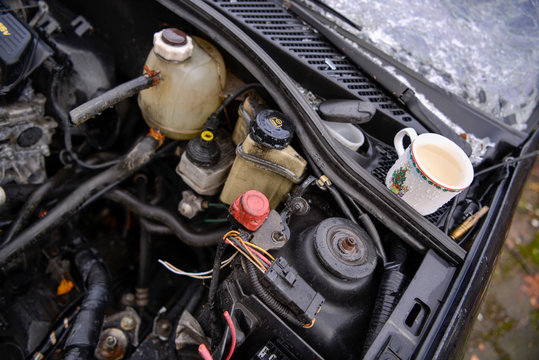 Ausgeschlachtetes Autowrack auf einem Schrottplatz.