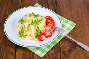 Spaghetti with cheese, tomatoes and arugula