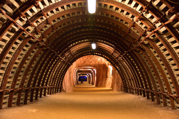 Arching (working roof support) in underground salt mine