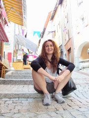 Giovane donna in vacanza - relax e felicità