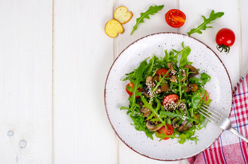Warm salad with arugula and mushrooms