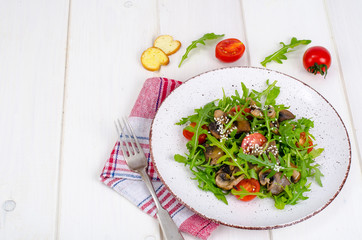 Warm salad with arugula and mushrooms