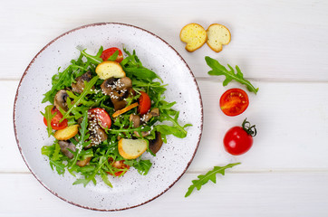 Warm salad with arugula and mushrooms