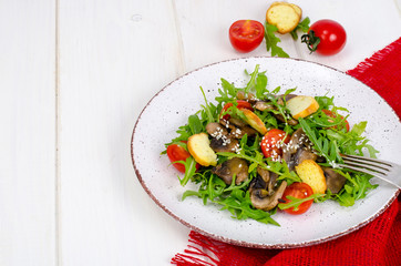 Warm salad with arugula and mushrooms