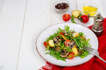 Warm salad with arugula and mushrooms