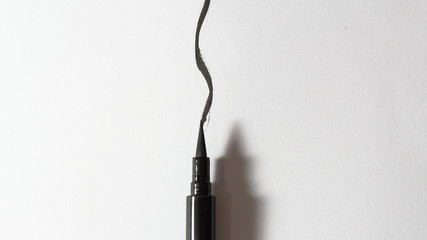 Black liquid eyeliner pen, thin and gross trace. A well done trace make difference. Lift the eyes,...