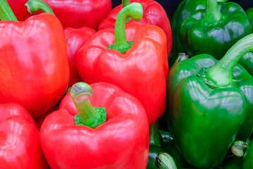 Obraz na płótnie Canvas Close-up fresh red and green bell pepper(sweet pepper or capsicum) on fresh market, nutrition diet food for healthy.