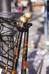 BARROTES DE CAMA ANTIGUA EN EL MERCADO CALLEJERO