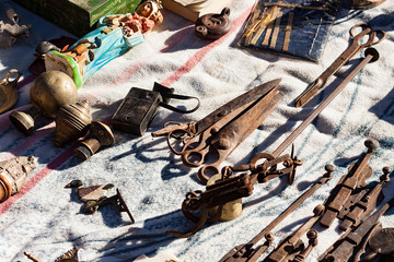 TIJERAS Y HERRAMIENTAS DE HIERRO EN EL MERCADO CALLEJERO