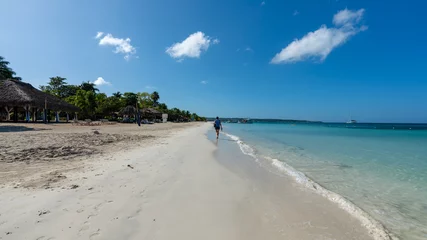 Cercles muraux Plage de Seven Mile, Grand Cayman Walking on a beach far away