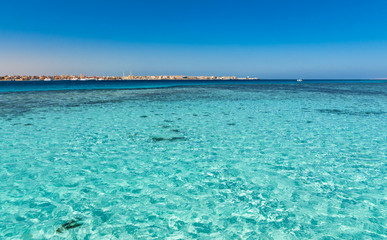 Sandbank mitten im roten Meer mit Blick auf  Hurghada Marina Boulevard 
