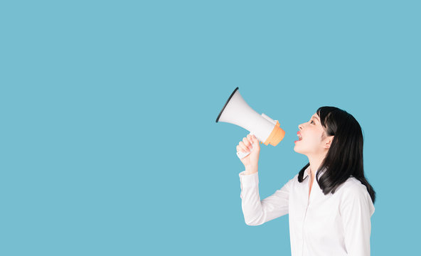 女性・拡声器