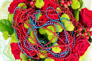 Obraz premium Bouquet of flowers and colored beads for Mardi gras