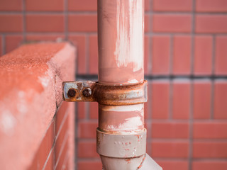 錆びた金具とパイプ