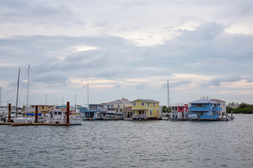 Fototapeta premium Key West, Floryda, Stany Zjednoczone - 2 listopada 2018: Houseboats andboats on a marina.