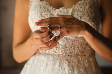 Obraz na płótnie Canvas hands of bride with wedding rings on a wedding day