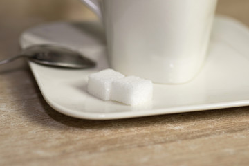 Eine Tasse frischen Kaffee und Würfel Zucker