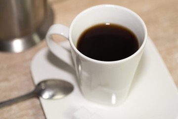 Eine Tasse frischen Kaffee und Würfel Zucker