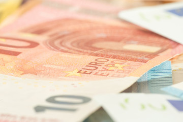 Nahaufnahme von vielen Euro Geldscheinen