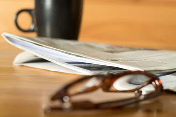 Eine Lesebrille und eine Zeitung