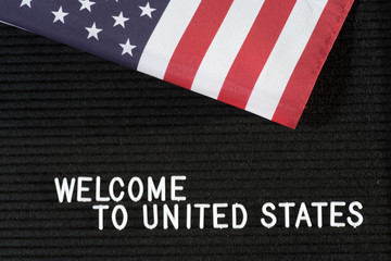 Fototapeta na wymiar Flagge von USA und Slogan Willkommen in Vereinigten Staaten von Amerika