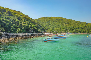 Fototapeta na wymiar Tropical Idyllic Ocean and Boat on Koh lan Island in vacation time. Koh lan island is the Famous island near Pattaya city the Travel Destination in Thailand,Thailand holiday concept