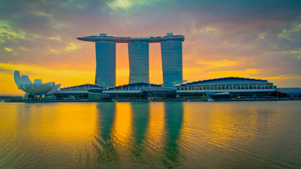 Naklejka premium Singapore landscape at the bay area. Beautiful buildings. Shot this during early morning. The sky is so golden and orange. Very urban and modern look to it.