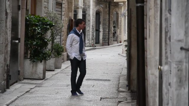 giovane uomo passeggia nel centro storico di Bari