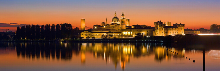 Mantova, skyline del centro storico riflesso nel lago di Mezzo.