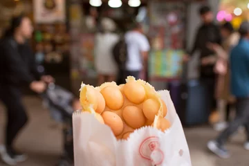 Rolgordijnen Egg waffles : Hong Kong’s street food　香港のエッグワッフル（鶏蛋仔） © wooooooojpn