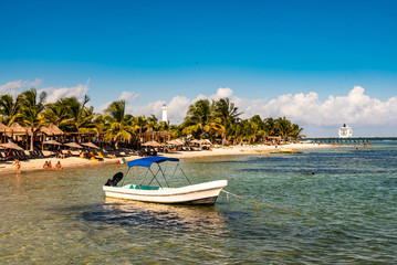 Fototapeta na wymiar Strand und Boot in der Karibik