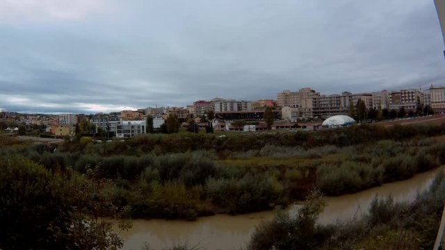 Time lapse di nuvole e vento sul fiume Calore