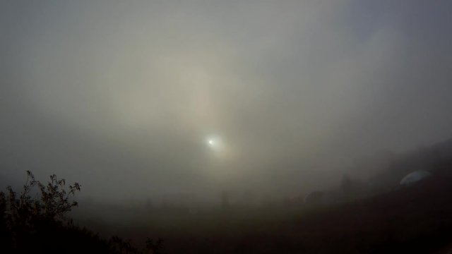 Time lapse di nebbia in dissolvenza all'alba