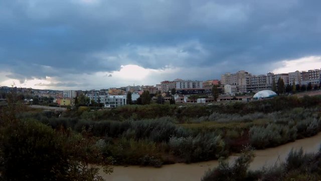Time lapse di cielo nuvoloso con forte vento sulla citt&agrave; di Benevento