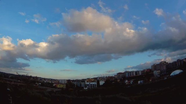 Time lapse di cielo nuvoloso al tramonto su Benevento