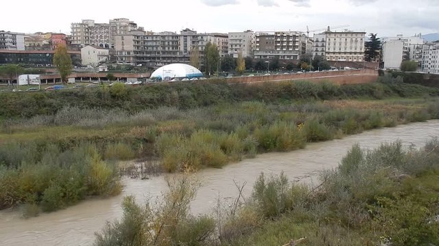 Detriti trasportati dal fiume Calore dopo la pioggia a Benevento