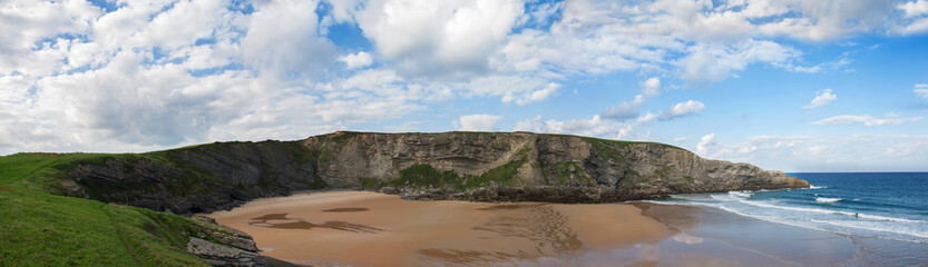 Espectacular panorámica de la playa de Entuerta Bareyo en Cantabria