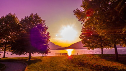 Morgenstimmung am Ufer von Dongo am Comer See, in prächtigen Farben