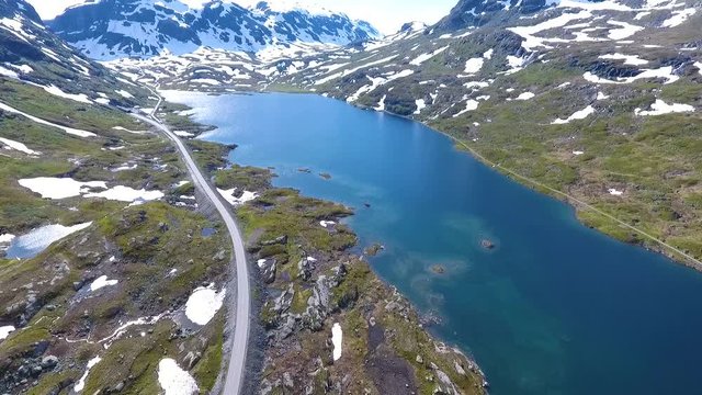 Luftaufnahme eines Bergsees entlang einer einsamen Stra&szlig;e in Norwegen