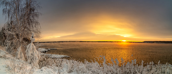 панорама рассвета на Рефтинском водохранилище зимой,...