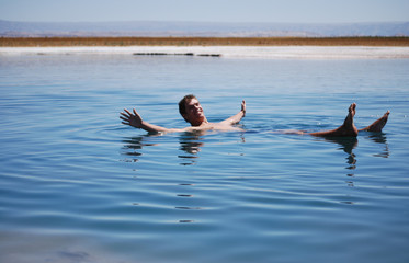 Flotter dans l'eau