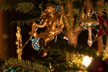 Fototapeta premium Goldenes Christkind auf Weihnachtsbaum
