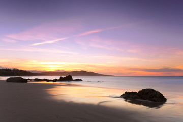 Obraz premium Bonito atardecer en Playa de Merón San Vicente de la Barquera Cantabria