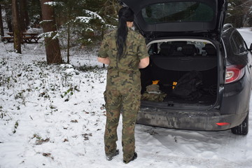 Kobieta Preppers,konserwy na wyprawę. © Dagmara