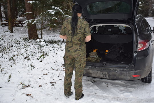 Kobieta Preppers,konserwy na wyprawę.