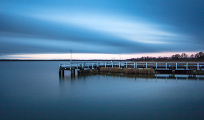 Fototapeta premium Holzsteg am meer