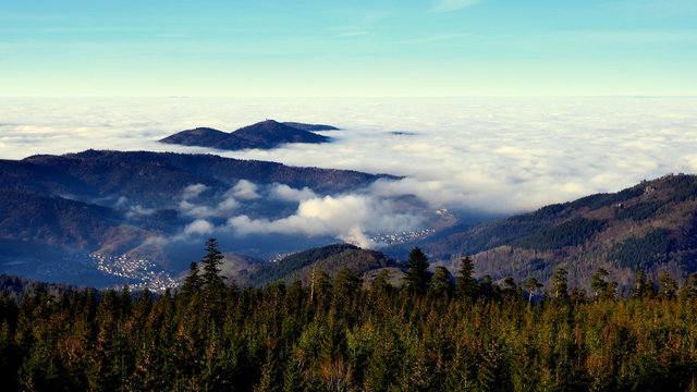 Herrliche Aussicht vom Hohlohturm im Nordschwarzwald mit W&auml;ldern, T&auml;lern und Bergen, die &uuml;ber den Wolken sind.
